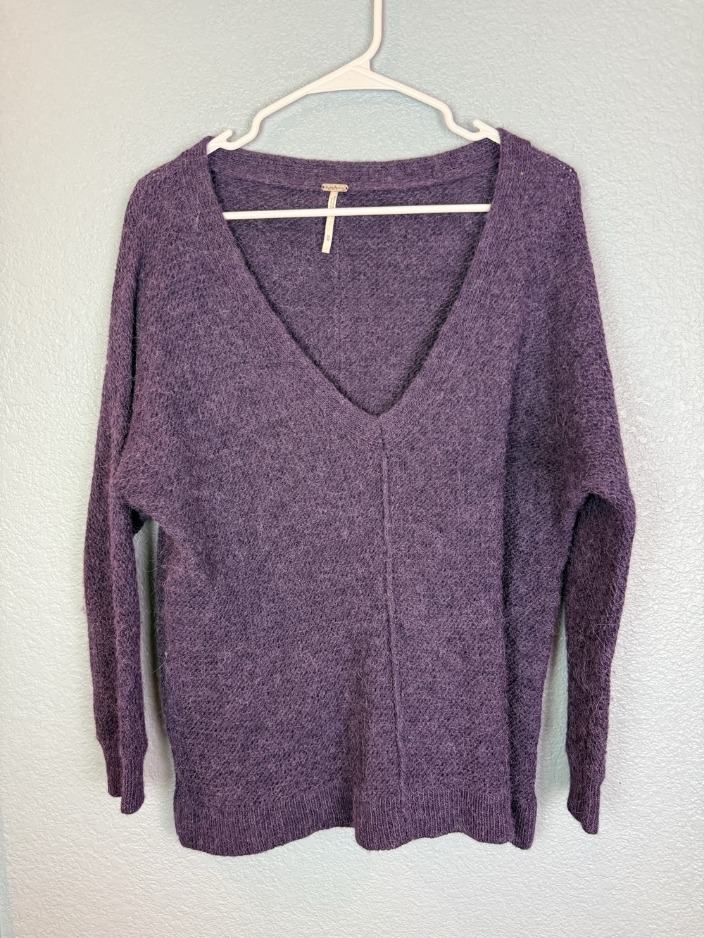 Free People Sweater Womens Medium Purple V-Neck Fuzzy Wool Alpaca Knit Pullover